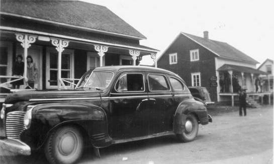 Auto devant bureau de poste (maison du centenaire) vers 1950 (26 Ko)