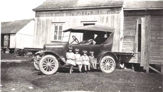 Automobile et engin au bout de la galerie (35 Ko)