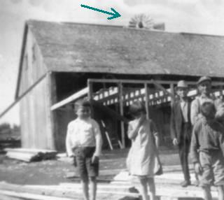 Moulin à vent installé sur le toit d'un abri en tôle (23 Ko)