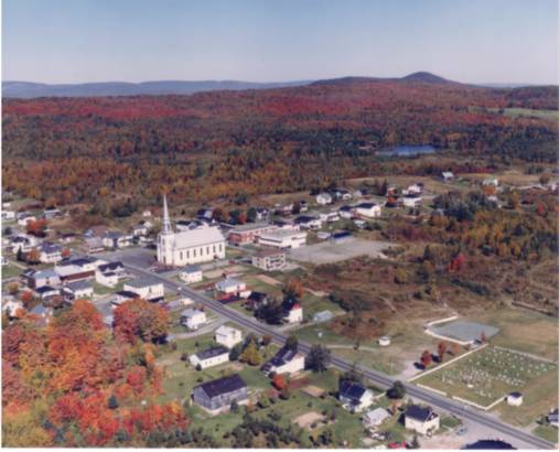 Centre du village avec au loin le mont Boonet(34 Ko)