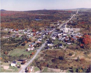 Le village, vue vers l'est (36 Ko)