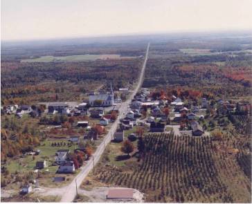 Le village, vue vers le sud (37 Ko)