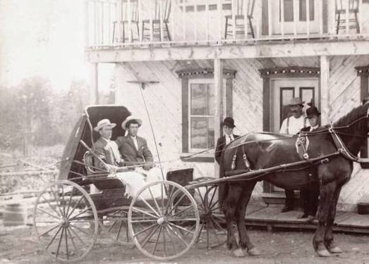 Voiture fine  cheval devant le magasin gnral (34 Ko)